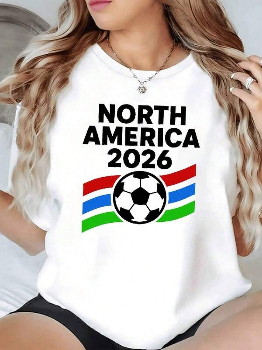 Pelota de fútbol rodeada de cintas rojas azules y verdes que simbolizan la unión y la energía deportiva en un evento único del continente camiseta de mujer casual cómoda para fanáticas del fútbol norteamericano 2026 - Negro - Ver 1