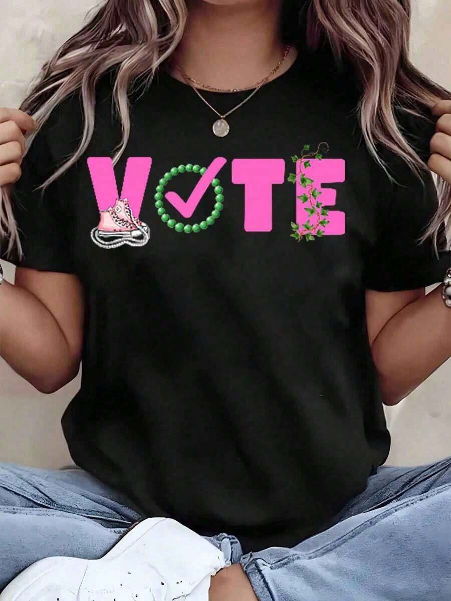 Diseñada para mujeres modernas, elegantes y cómodas. Camiseta con estampado de zapatilla rosa y marca de verificación verde, cuello redondo, estilo casual, ideal como regalo para estudiantes universitarias o hermandades. AKA 220g. Confeccionada con tela suave y transpirable de primera calidad, diseñada para ofrecer comodidad durante todo el día y uso diario versátil, perfecta para salidas informales. - Negro - Ver 1