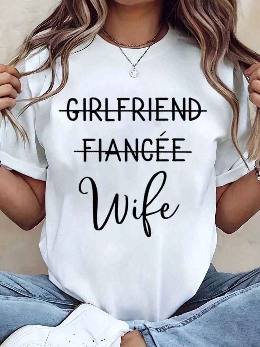 Designed For Modern, Stylish, And Comfortable Women. This Graphic Print T-Shirt, Perfect For Brides, Fiancées, Or Wives, Features A Crew Neck, A Relaxed Fit, And Is Ideal For Everyday Wear. A Great Gift Idea. 220g. Made With Premium Soft And Breathable Fabric, Designed For All-Day Comfort And Versatile Everyday Wear, Perfect For Casual Outings. - 白色 - 查看 1