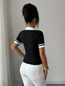 Elenzya Camiseta ajustada de manga corta con cuello polo, media cremallera y bloque de color con patrón bordado de caballo elegante y deportivo para mujer - Blanco y Negro 2 - Ver 2