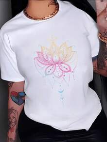 Flor sagrada de loto con detalles en tonos rosados dorados y azules que simbolizan pureza equilibrio y energía femenina reflejando serenidad espiritual y conexión interior camiseta de mujer moderna y cómoda para uso diario - Blanco - Ver 8