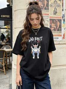 Camiseta de manga corta con cuello redondo suave y casual para mujer, estampado gráfico de dibujos animados de AD BOYZ Swinging Boy, ideal para uso diario.Color negro. - Negro - Ver 1