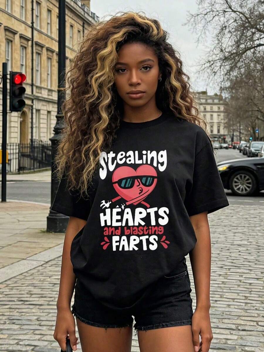 Women's Summer Clothing, Soft And Casual Cotton T-Shirt With Round Neck, Printed With A Cartoon Heart Design And The Phrase "Stealing HEARTS And Blasting FARTS". White Color. - 黑色 - 查看 1