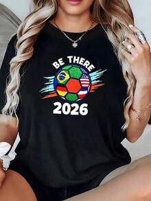 Balón multicolor con banderas de varios países y la frase Be There 2026 que simboliza unión pasión por el fútbol y espíritu internacional camiseta de mujer casual moderna cómoda para verano - Negro - Ver 1