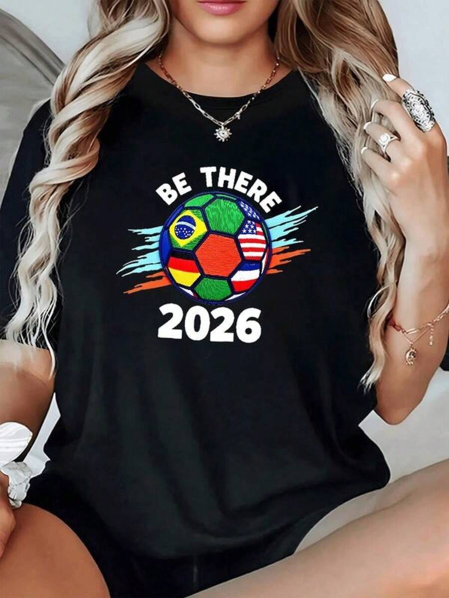 Balón multicolor con banderas de varios países y la frase Be There 2026 que simboliza unión pasión por el fútbol y espíritu internacional camiseta de mujer casual moderna cómoda para verano - Negro - Ver 1