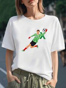 Figura de portero en acción con balón simbolizando espíritu deportivo y pasión mexicana en tonos verdes vibrantes camiseta para mujer 100% algodón suave y cómoda - Negro - Ver 6