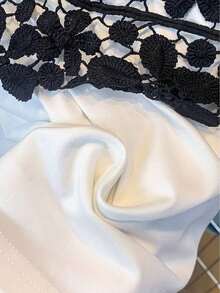 Camiseta de mujer con cuello redondo, manga corta, con parches de encaje y flores, adecuada para vacaciones - Blanco y Negro - Ver 6