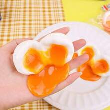 1 quả bóng bóp mô phỏng trứng chiên hai lòng đỏ, đồ chơi giảm áp lực đàn hồi chậm với hiệu ứng "lòng đỏ chảy", thích hợp để giảm lo âu, vật trang trí bàn làm việc dễ thương, phù hợp cho thanh thiếu niên và người lớn. - Nhiều màu - Xem 10