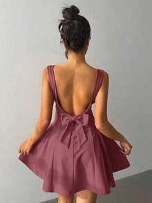 Vestido corto elegante y sexy de mujer con lazo y espalda descubierta - Color caoba - Ver 2