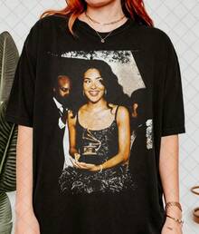 Camiseta vintage  Olive Dean, un regalo para los fans de la música  y R&B soul, camiseta unisex, 100% algodón, colores cómodos, diseño de manga corta y cuello redondo, nueva camiseta de mujer de corte ajustado con cuello redondo, estilo de diseño primavera/verano, estilo para parejas, perfecta para usar juntos. - Negro - Ver 7