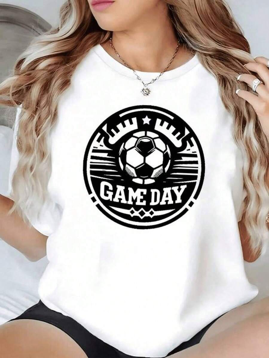 Símbolo vintage de fútbol con balón rodeado por texto que celebra la pasión y el orgullo deportivo con estilo retro evocando torneos clásicos camiseta de mujer casual cómoda para uso diario - Negro - Ver 1