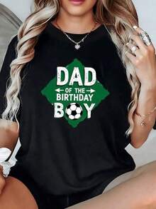 Un balón de fútbol simboliza la alegría familiar en el cumpleaños con un mensaje divertido para los amantes del deporte y la celebración camiseta de mujer casual con estampado festivo ideal para regalos - Negro - Ver 1