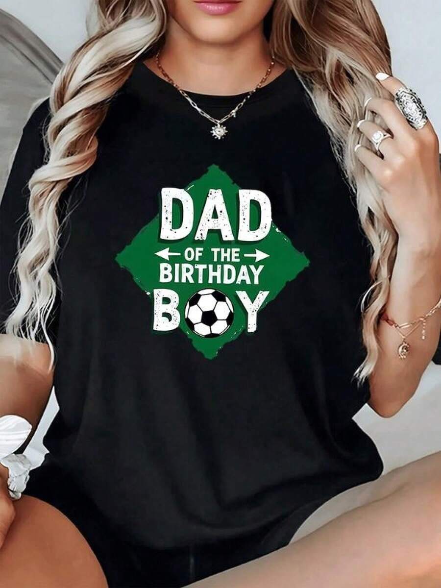 Un balón de fútbol simboliza la alegría familiar en el cumpleaños con un mensaje divertido para los amantes del deporte y la celebración camiseta de mujer casual con estampado festivo ideal para regalos - Negro - Ver 1