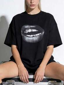 Camiseta de manga corta de cuello redondo suave y casual para mujer, estampado vintage pintado a mano con labios realistas en blanco y negro y colmillos. - Negro - Ver 1