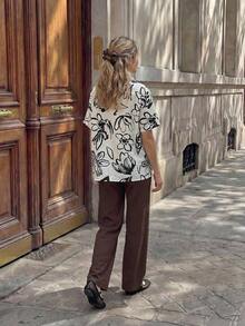 Camisa casual de mujer con estampado floral y manga corta - Blanco y Negro - Ver 2
