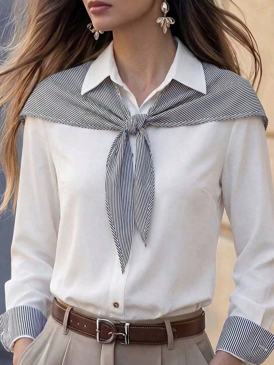 Camisa elegante de mujer de tela tejida blanca, con cuello de pañuelo de seda a rayas, cierre con botones, mangas largas con puños, diseño de hombros caídos, bajo regular. - Blanco - Ver 1