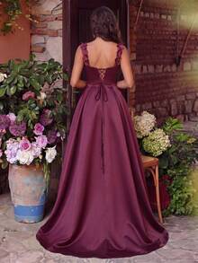 Chiếc đầm satin này có thiết kế cổ áo hình trái tim và được trang trí bằng những họa tiết thêu tinh tế. Đây là một chiếc đầm dạ hội thanh lịch, phù hợp cho khách dự đám cưới, lễ tốt nghiệp, tiệc chiêu đãi và các dịp khác. - Màu Đỏ Sâu - Xem 2