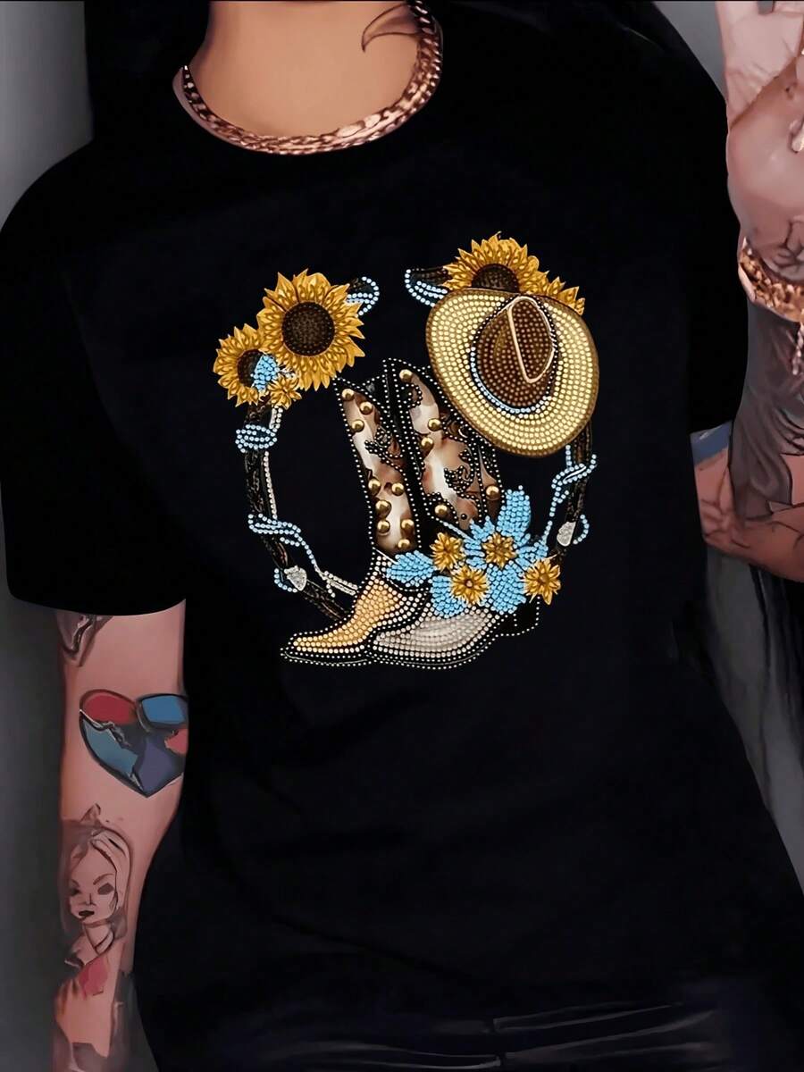 Botas vaqueras rodeadas de girasoles y sombrero que reflejan libertad fuerza y conexión con la naturaleza celebrando el espíritu del campo y la belleza del día soleado camiseta de mujer casual moderna cómoda para uso diario - Negro - Ver 1