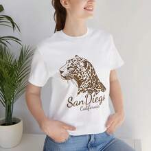 Camiseta con diseño de leopardo de San Diego| Caligrafía californiana, ilustración de animales - Blanco - Ver 3