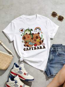 Women's Soft, Casual, Crew-Neck Short-Sleeve T-Shirt Featuring An Adorable Chibi-Style Design Of Two Capybaras With Rainbows, Clouds, Strawberries, Flowers, And Sparkling Stars. Perfect For Girls And Students, With A Flat Illustration Style That's Relaxing And Anime-Inspired. Black. - 白色 - 查看 2