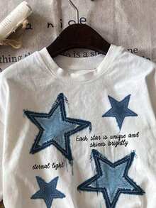Camiseta de mezclilla holgada informal para mujer con estampado de estrellas, transpirable y cómoda, de manga corta y cuello redondo, con estampado de parches de estrellas azules desgastadas, de algodón suave, perfecta para uso diario y estilo urbano Y2K. - Blanco - Ver 3