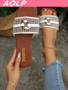 2026 Nuevas sandalias cuadradas de color marrón, sandalias planas de moda con hebilla dorada y correa ancha texturizada, sandalias casuales de verano para la playa y exteriores, cómodas chanclas antideslizantes para mujer - Marrón - Ver 2