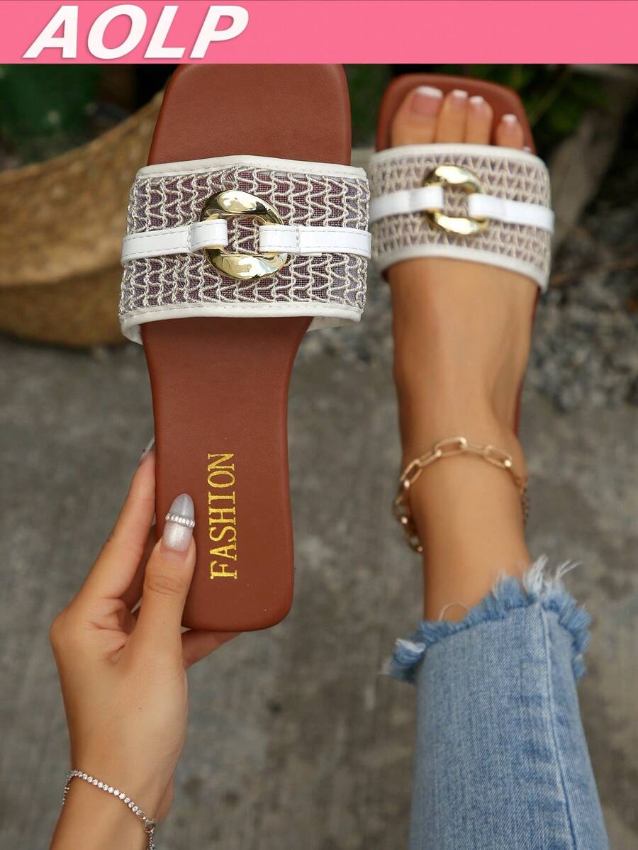 2026 Nuevas sandalias cuadradas de color marrón, sandalias planas de moda con hebilla dorada y correa ancha texturizada, sandalias casuales de verano para la playa y exteriores, cómodas chanclas antideslizantes para mujer