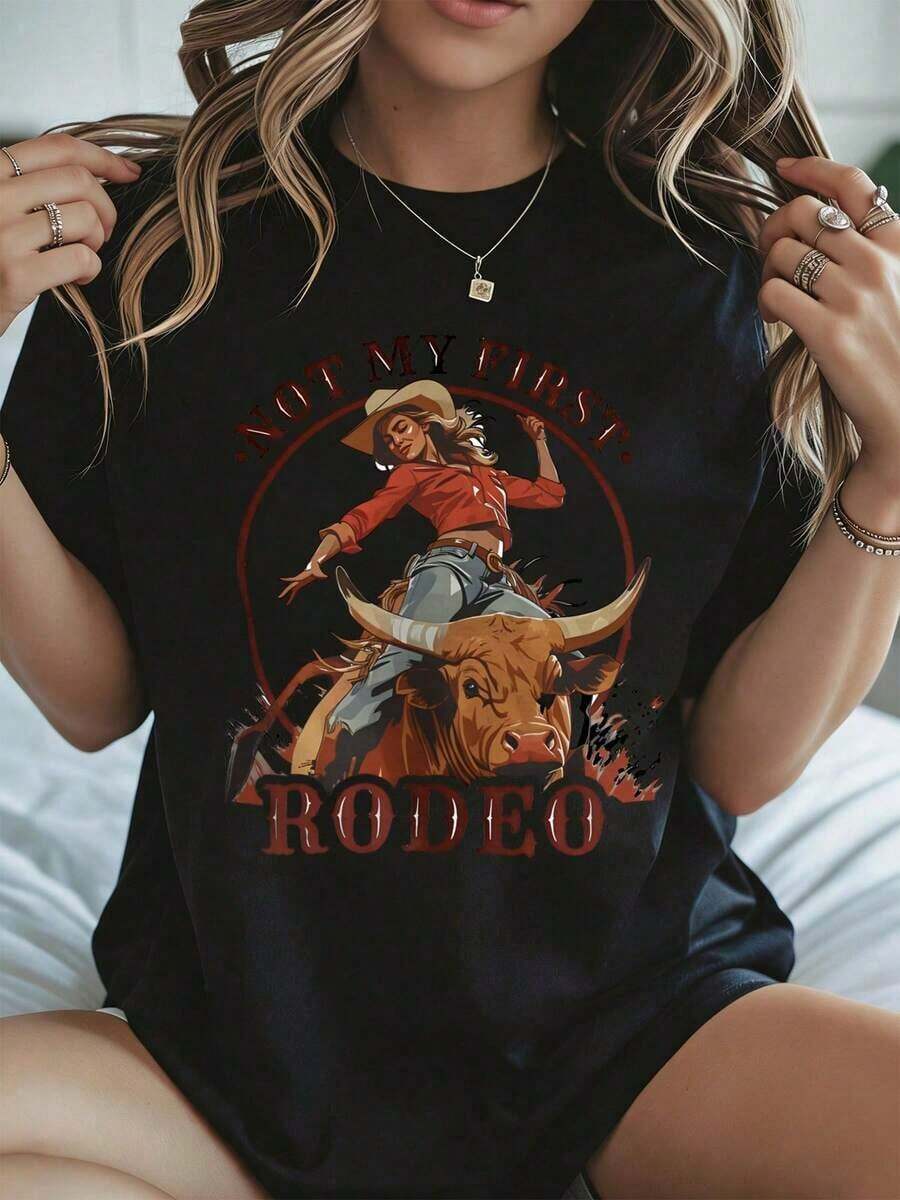 Elegante y casual para mujer, manga corta, camiseta de mujer "Not My First Rodeo" con estampado de vaquera montando un toro, camiseta blanca informal para el verano. - Negro - Ver 1