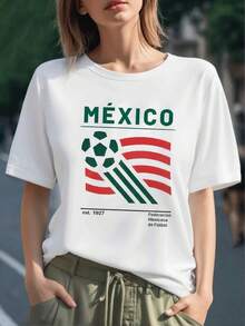 Símbolo patriótico con balón de fútbol elevándose entre líneas rojas que evocan fuerza y orgullo nacional mexicano camiseta para mujer 100% algodón cómoda y moderna ideal para amantes del deporte - Negro - Ver 1