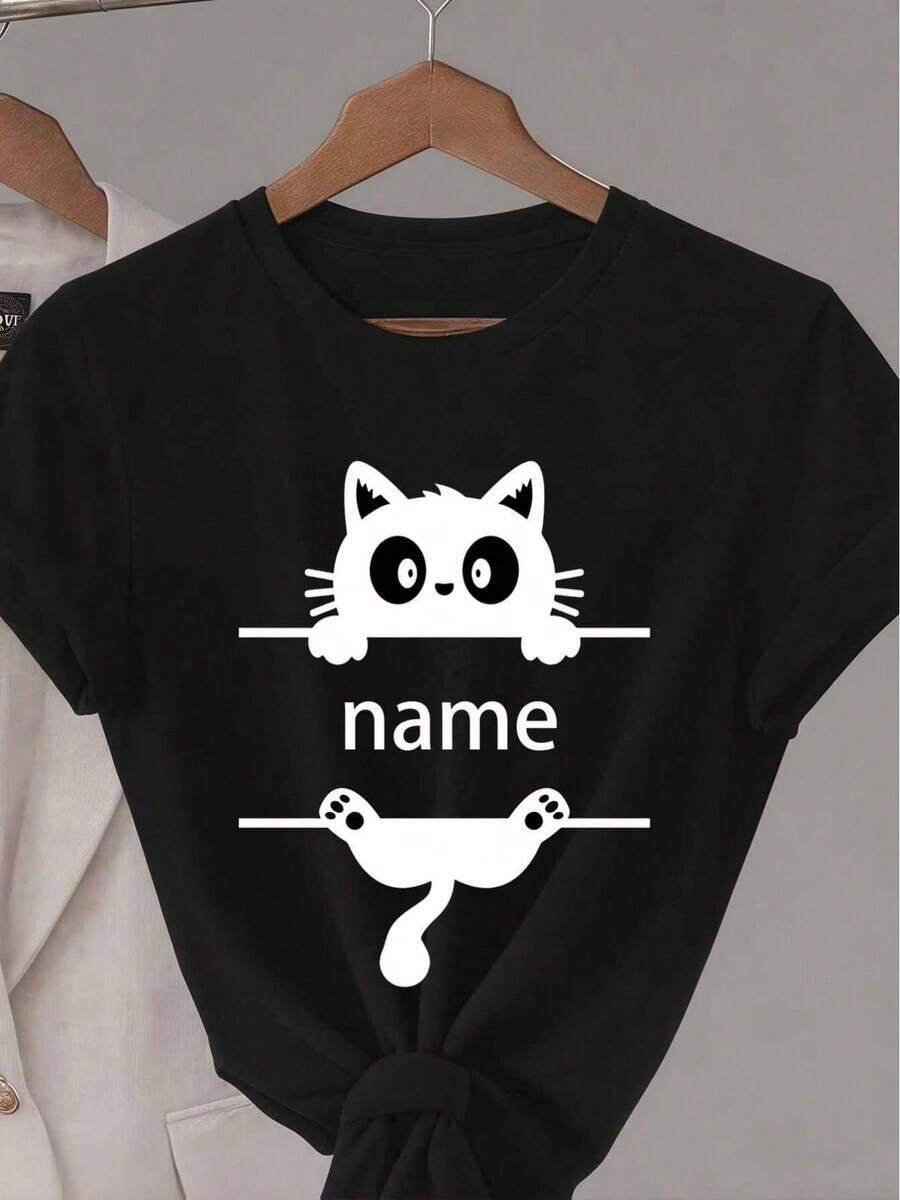 Customizable 100% Cotton T-Shirt With An Adorable Black Cat Design: Design With A Bow + Personalized Name, Create Your Own Unique Cuteness. Printed Design With A Custom Space For The "Name", Create Your Cute Festive Logo T-Shirt. Casual T-Shirt For Women And Young Ladies, Ideal For Mothers And Daughters. - 黑色 - 查看 1