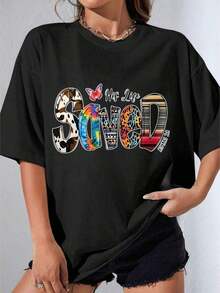 Camiseta Oversize Blanca y Negra para Mujer con Estampado de Mariposa y Patrón "White Sacred His Life", Inspiración Cristiana, Top Casual de Verano para Fiesta al Aire Libre, Camiseta Estampada Casual 180g - Negro - Ver 1