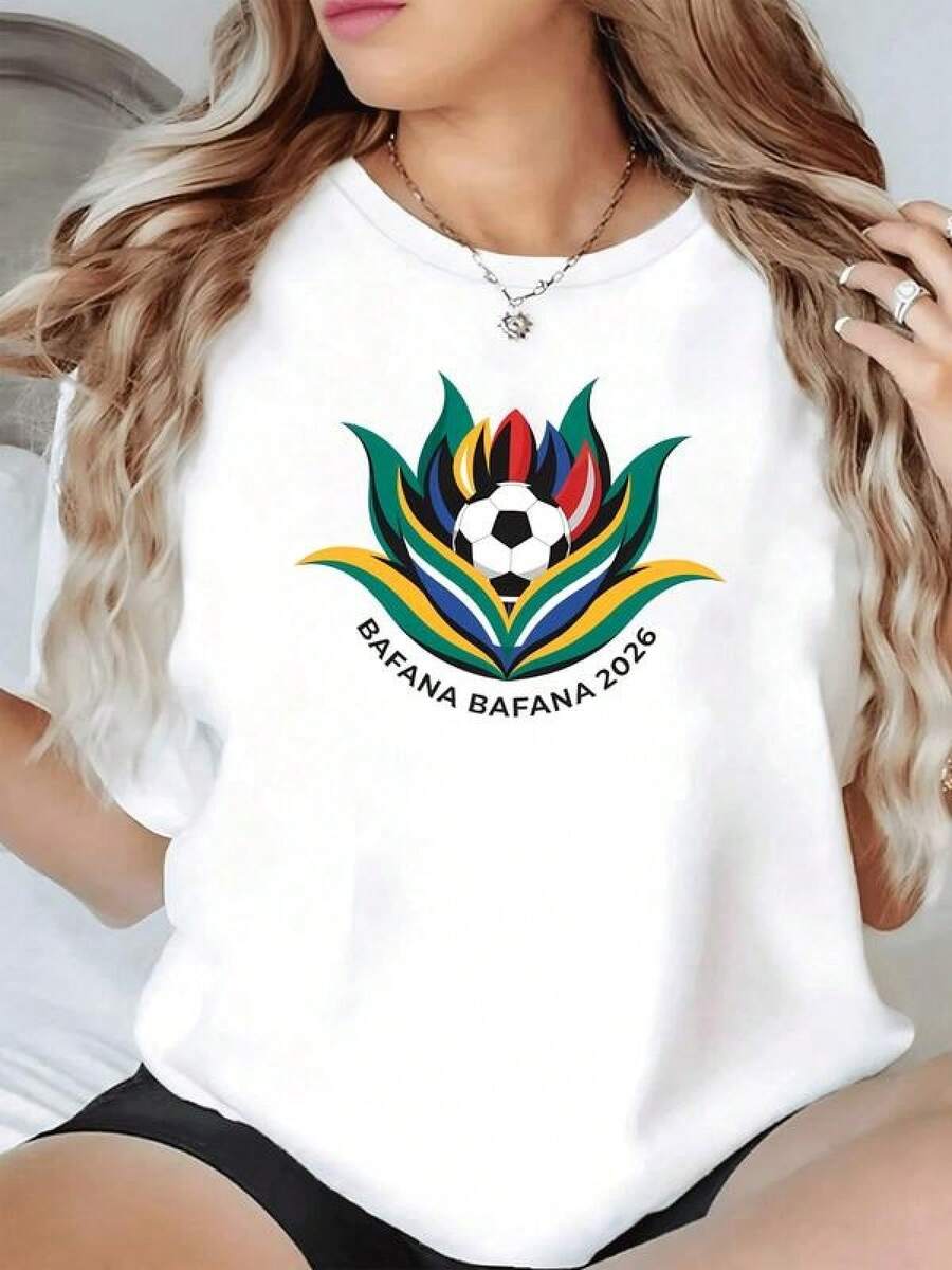 Flor multicolor que envuelve un balón de fútbol representando unidad energía y pasión deportiva con tonos vivos que evocan diversidad y movimiento camiseta de mujer casual cómoda para uso diario - Negro - Ver 1