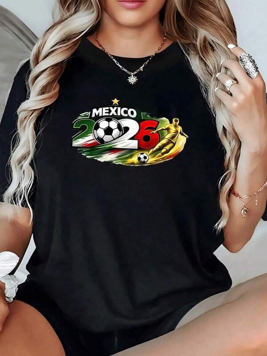 Figura vibrante que representa la pasión del fútbol en México 2026 con jugador dorado en movimiento bandera tricolor y balón que simbolizan energía deportiva orgullo nacional y espíritu competitivo camiseta de mujer casual moderna - Negro - Ver 1