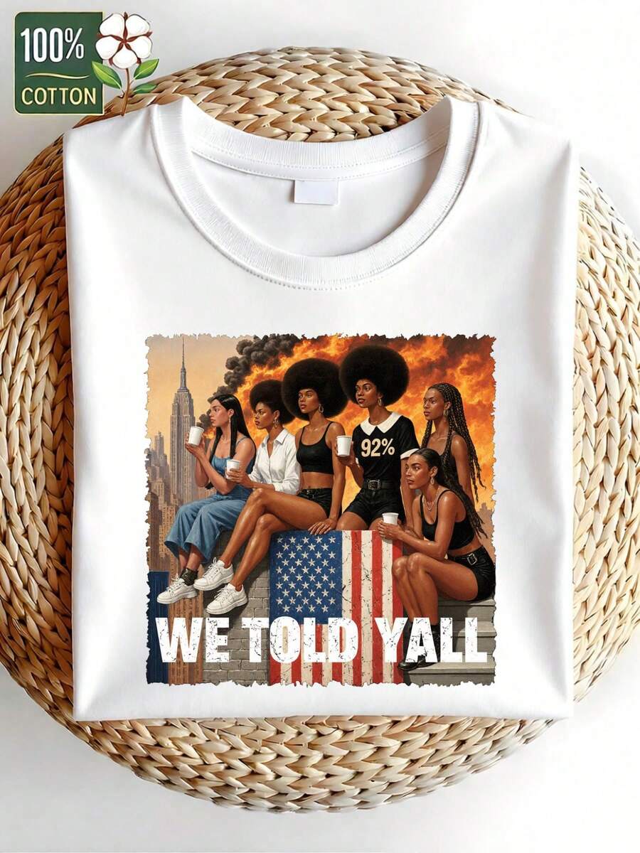 100% algodón, camiseta con estampado vintage "We Told You So" – seis mujeres con estilos diferentes de pie en un alféizar de ventana, con un fondo de la bandera estadounidense, paisaje urbano y llamas, diseño urbano vintage, disponible en múltiples colores, una prenda casual para crear un estilo personalizado, adecuada para entusiastas de la moda urbana. - Blanco - Ver 1