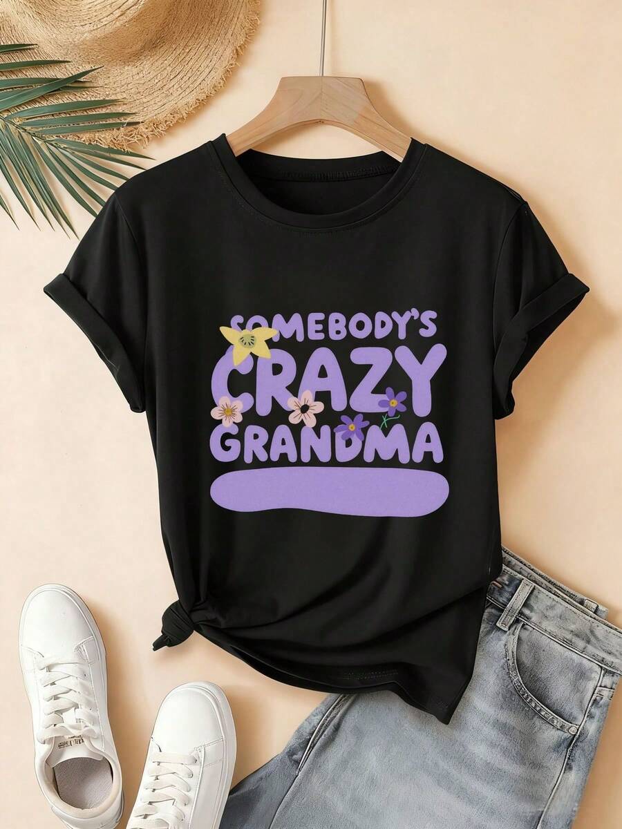 Camiseta Vintage 'La Abuela Loca de Alguien', Mangas Enrolladas, Cuello Redondo Casual con Flores Rosas/Morado/Amarillo, Perfecta como Regalo para el Día de la Madre - Fondo Beige Claro - Negro - Ver 1