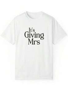 1 pieza Camiseta de manga corta de corte holgado con estampado "It's Giving Mrs" de talla grande - Camiseta para futura novia, Camiseta para recién casados, Regalo de compromiso, Luna de miel, Camiseta para el día de la boda, Estilo de esposa, Camiseta blanca informal de verano para novia, 180g Algodón 100% - Blanco - Ver 4