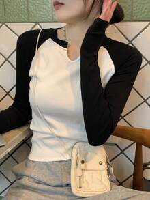 Camiseta elegante de mujer con cuello semiabierto, manga larga y corte ajustado en colores contrastantes. Prenda versátil para estudiantes. - Blanco - Ver 6