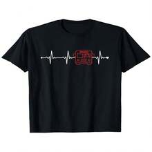 Esta camiseta con temática del Día de la Independencia/Día del Padre presenta un dise?o de latido de corazón que representa un autobús escolar sobre un fondo negro con un gráfico de un autobús escolar amarillo. Esta camiseta informal de manga corta tiene un corte regular, lo que proporciona comodidad durante todo el a?o, y es lavable a máquina. Tallas disponibles desde la S hasta la XXXL. - Negro - Ver 1