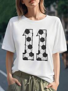 Número 11 formado por patrones de balones de fútbol que simbolizan pasión por el deporte y trabajo en equipo camiseta para mujer 100% algodón cómoda y moderna para uso diario - Negro - Ver 1