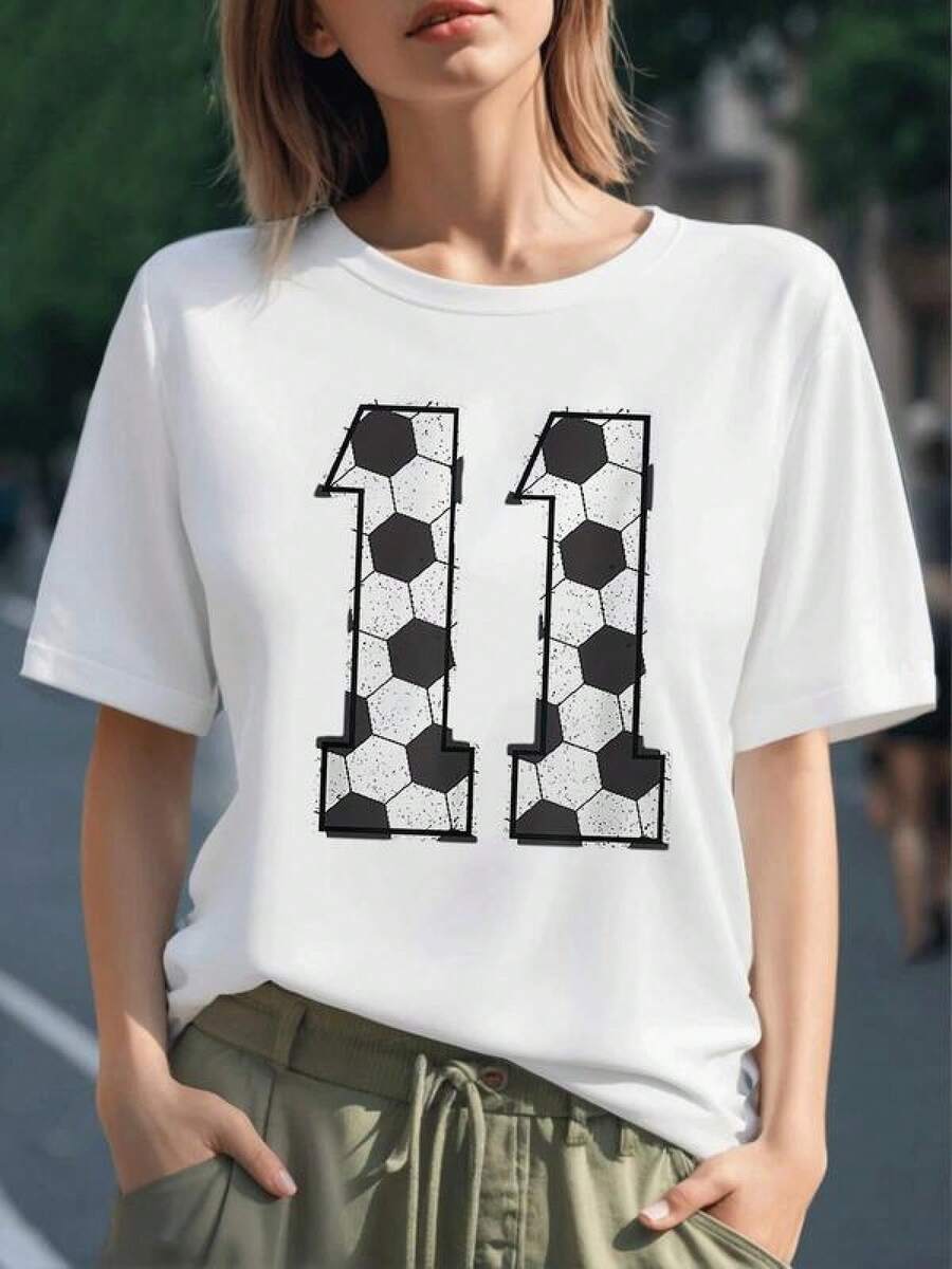 Número 11 formado por patrones de balones de fútbol que simbolizan pasión por el deporte y trabajo en equipo camiseta para mujer 100% algodón cómoda y moderna para uso diario - Negro - Ver 1