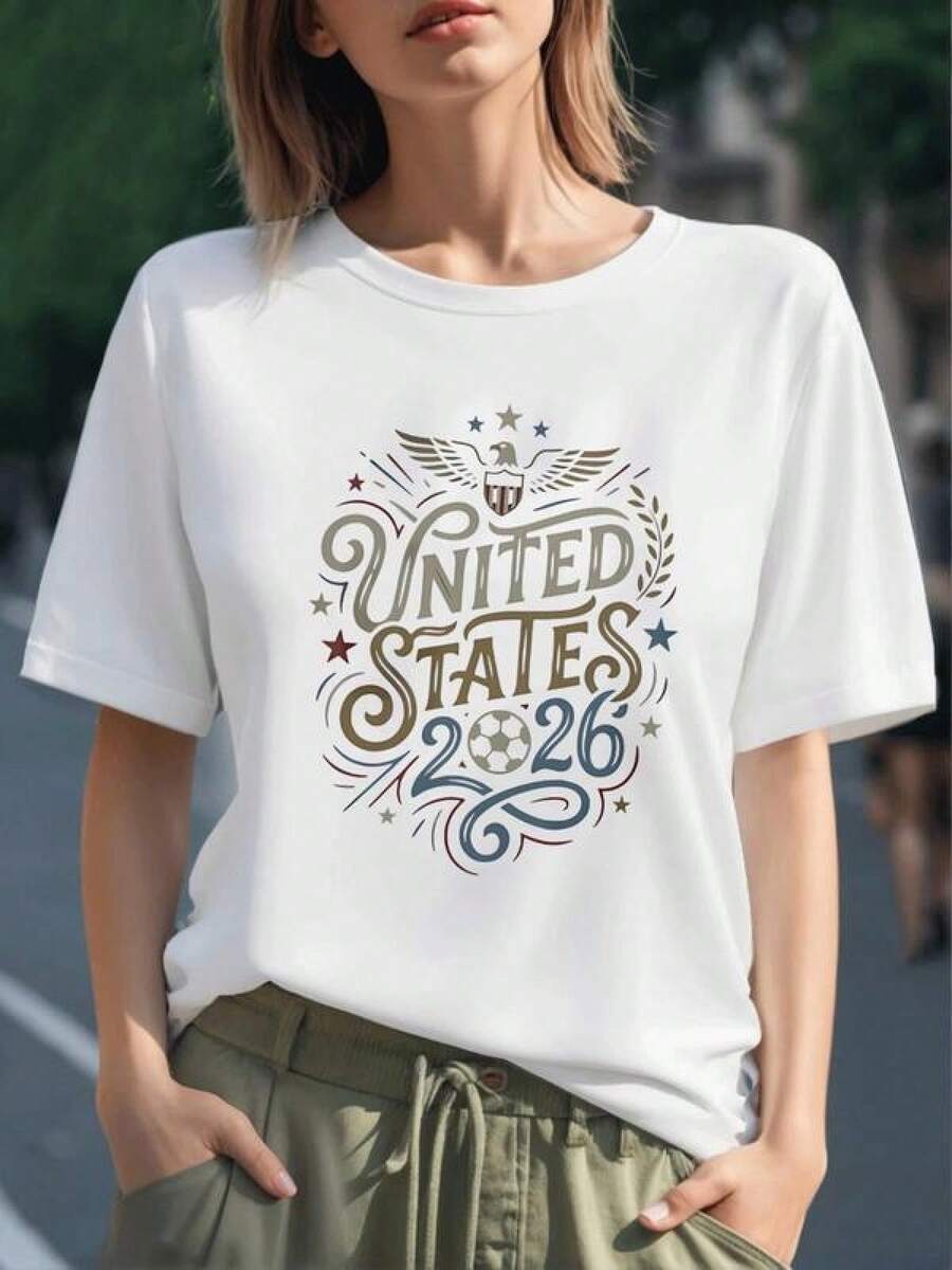 Águila con escudo y estrellas sobre tipografía artística que celebra el espíritu de Estados Unidos 2026 y la pasión por el fútbol camiseta para mujer 100% algodón - Negro - Ver 1