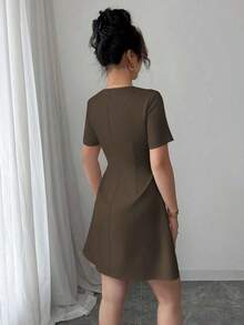 Vestido corto de manga corta con cuello trapezoidal elegante, volantes y botones en la cintura, corte evasé, adecuado para el trabajo, primavera/verano - Marrón - Ver 2