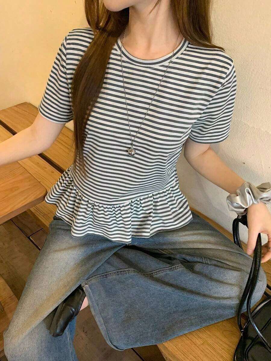 Camiseta de manga larga de corte holgado con volantes en el bajo, a rayas blancas y negras, diseño minimalista de verano para mujer - Gris Oscuro - Ver 1
