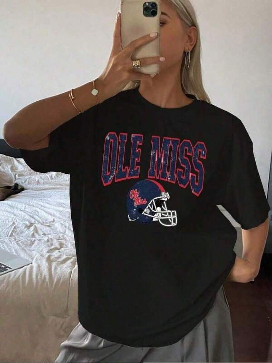 Camiseta de mujer con estampado gráfico de casco de fútbol americano estilo vintage, cómoda camiseta de algodón con estampado desgastado, perfecta para el día del partido y uso casual, regalo elegante para fanáticos del deporte. - Negro - Ver 1