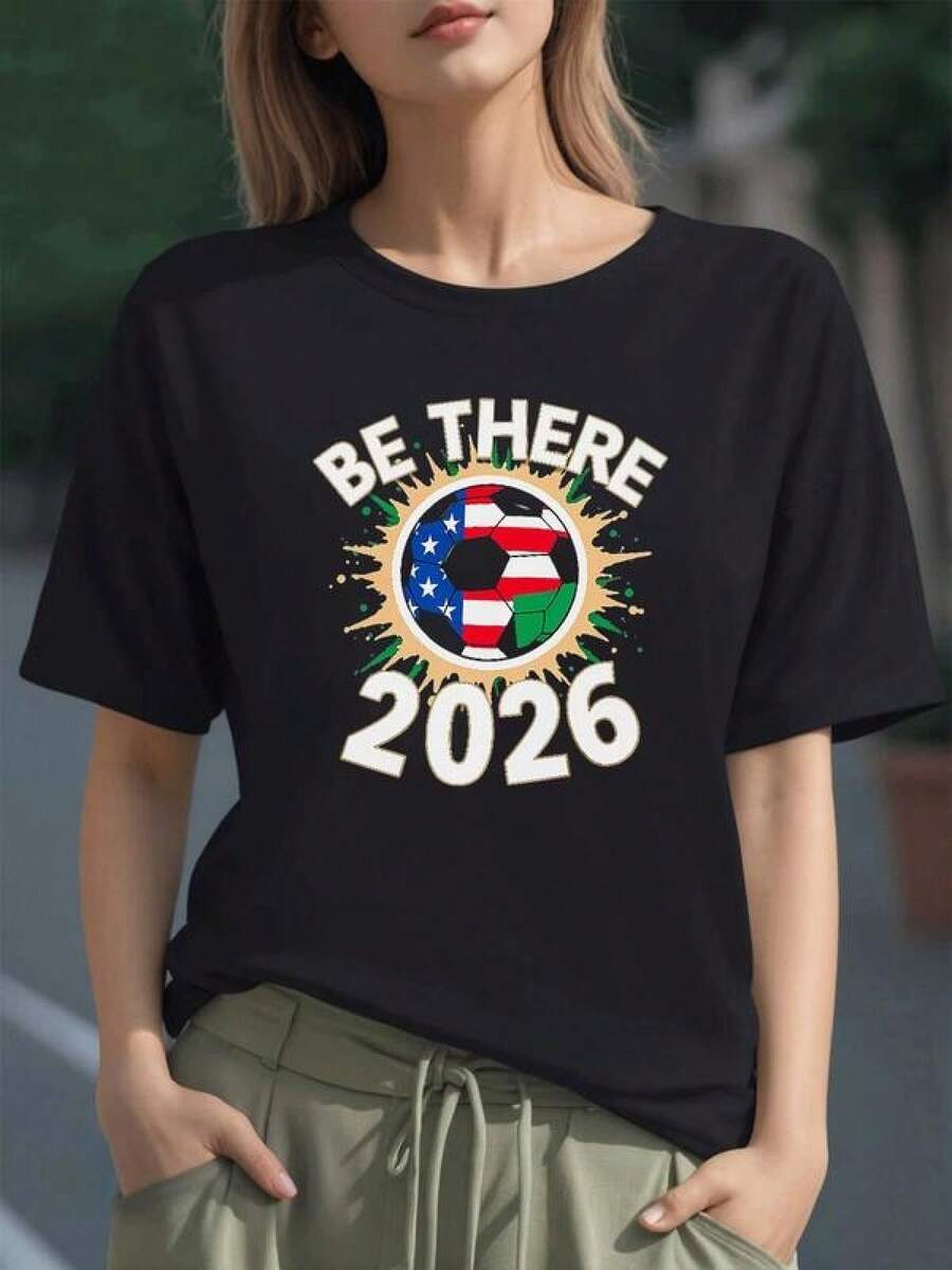 Balón de fútbol con banderas de América del Norte y mensaje Be There 2026 que inspira unión y celebración deportiva camiseta para mujer 100% algodón - Negro - Ver 1