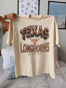Camiseta de manga corta con gráfico de los Texas Longhorns que muestra la icónica silueta del Longhorn con letras vintage desgastadas, camiseta casual para el fanático más apasionado, 220g, ajuste cómodo, 100% algodón. - Albaricoque - Ver 3