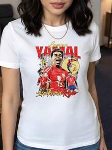 Escena vibrante que celebra la pasión del fútbol con jugadores en movimiento portando el número 19 en medio de luces y energía roja símbolo de fuerza y orgullo nacional camiseta de mujer casual moderna cómoda para fans del deporte - Negro - Ver 1