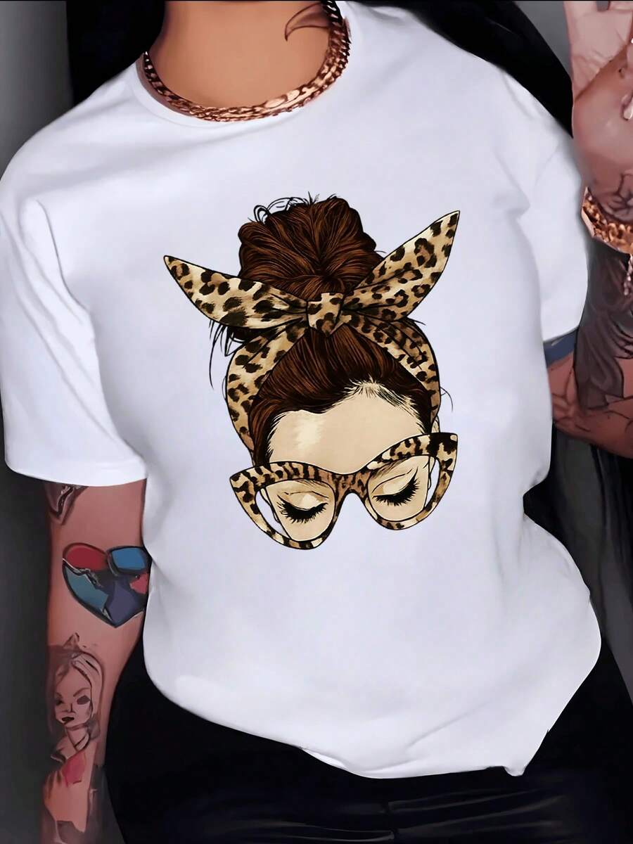 Mujer con gafas grandes y pañuelo animal print simboliza confianza elegancia y libertad interior reflejando la fuerza femenina moderna camiseta de mujer casual cómoda para uso diario - Blanco - Ver 1