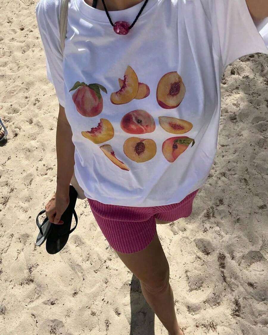 Camiseta Casual Premium para Mujer con Estampado de Melocotón Fresco en Acuarela, Estilo Vintage, de Manga Corta, Cuello Redondo, Talla Grande, Estética Veraniega, Moda Cottagecore, Ropa Urbana, Ligera, Transpirable y Cómoda para Uso Diario, Ideal para Salidas a la Playa, Mercados de Agricultores, Festivales de Música, Fines de Semana Casuales, Regalo para Amantes de la Fruta y Entusiastas de la Cultura Cottagecore, Ecológica. - Blanco - Ver 1