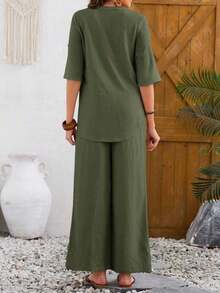 Conjunto de dos piezas casual de verano para mujer con camisa de mangas enrolladas con cuello en V y pantalones holgados de unicolor y con muesca. - Verde militar - Ver 2